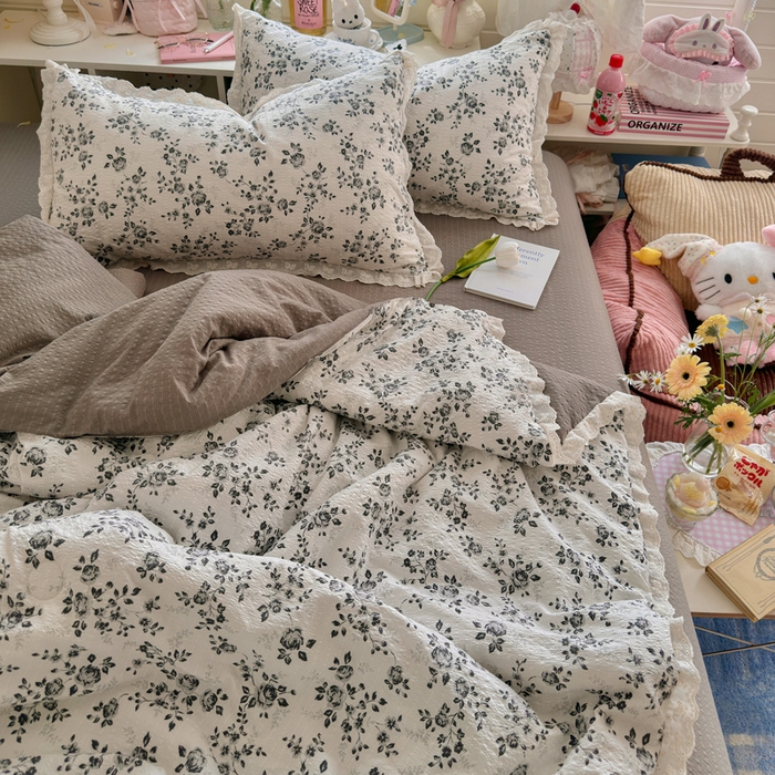 91家纺网 家纺一手货源 找家纺 贝扬思家纺 2026新款泡芙纱全棉蕾丝花边夏被-花笺系列（甜系花边撞入梦境，软乎乎的质感，治愈所有疲惫） 花笺-只闻花香