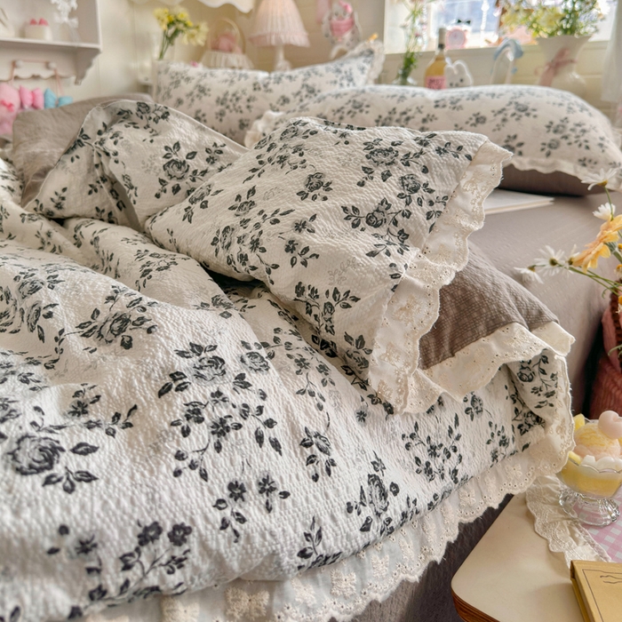 91家纺网 家纺一手货源 找家纺 贝扬思家纺 2026新款泡芙纱全棉蕾丝花边夏被-花笺系列（甜系花边撞入梦境，软乎乎的质感，治愈所有疲惫） 花笺-只闻花香