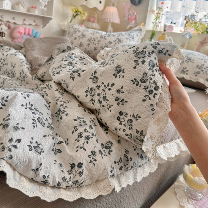 91家纺网 家纺一手货源 找家纺 贝扬思家纺 2026新款泡芙纱全棉蕾丝花边夏被-花笺系列（甜系花边撞入梦境，软乎乎的质感，治愈所有疲惫） 花笺-只闻花香