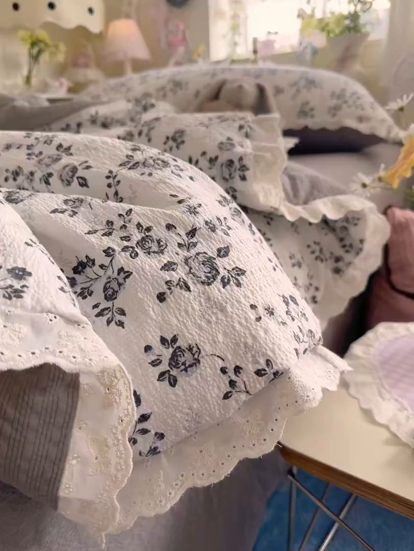 91家纺网 家纺一手货源 找家纺 贝扬思家纺 2026新款泡芙纱全棉蕾丝花边夏被-花笺系列（甜系花边撞入梦境，软乎乎的质感，治愈所有疲惫） 花笺-只闻花香