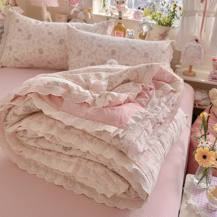 91家纺网 家纺一手货源 找家纺 贝扬思家纺 2026新款泡芙纱全棉蕾丝花边夏被-花笺系列（甜系花边撞入梦境，软乎乎的质感，治愈所有疲惫） 花笺-庄园小兔