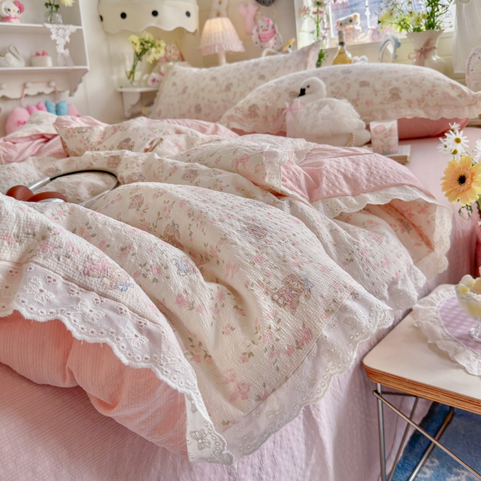 91家纺网 家纺一手货源 找家纺 贝扬思家纺 2026新款泡芙纱全棉蕾丝花边夏被-花笺系列（甜系花边撞入梦境，软乎乎的质感，治愈所有疲惫） 花笺-庄园小兔