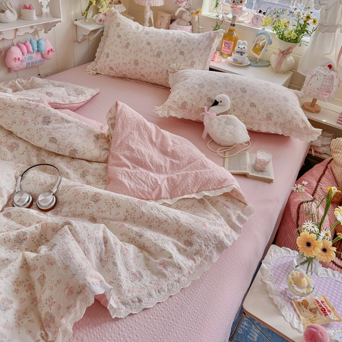 91家纺网 家纺一手货源 找家纺 贝扬思家纺 2026新款泡芙纱全棉蕾丝花边夏被-花笺系列（甜系花边撞入梦境，软乎乎的质感，治愈所有疲惫） 花笺-庄园小兔