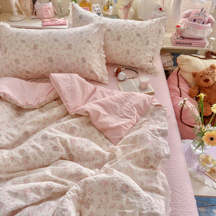 91家纺网 家纺一手货源 找家纺 贝扬思家纺 2026新款泡芙纱全棉蕾丝花边夏被-花笺系列（甜系花边撞入梦境，软乎乎的质感，治愈所有疲惫） 花笺-庄园小兔