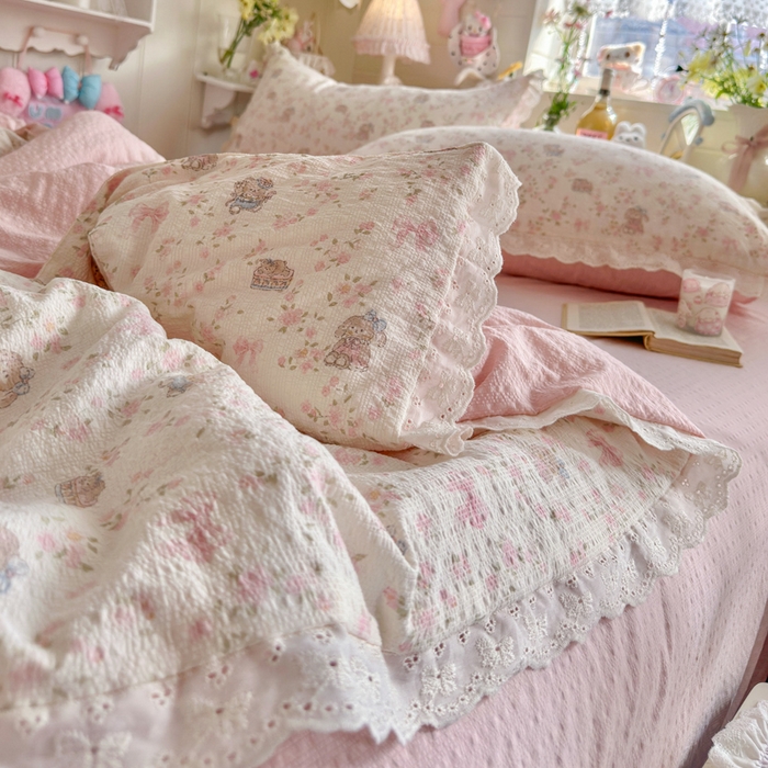91家纺网 家纺一手货源 找家纺 贝扬思家纺 2026新款泡芙纱全棉蕾丝花边夏被-花笺系列（甜系花边撞入梦境，软乎乎的质感，治愈所有疲惫） 花笺-庄园小兔