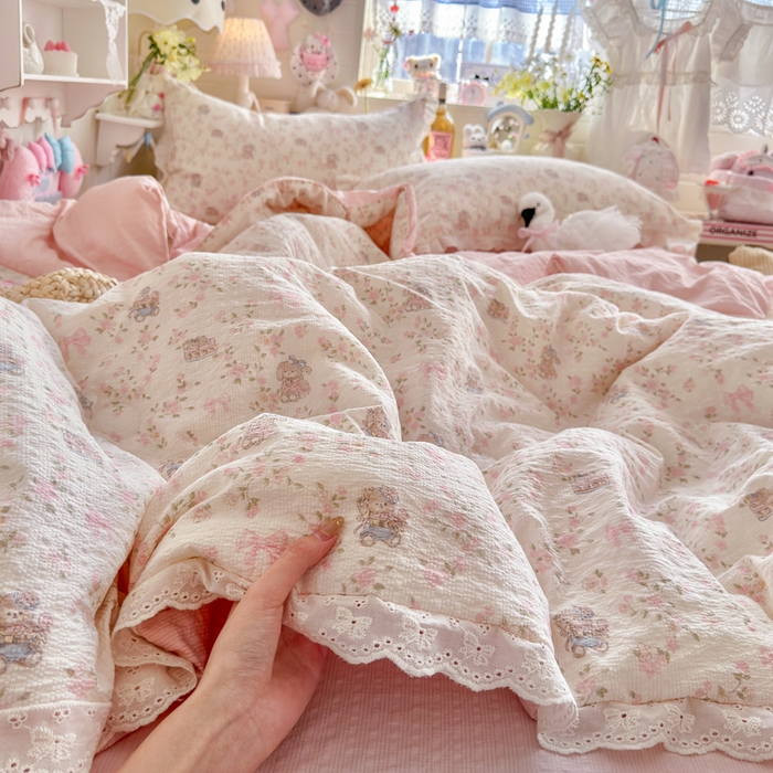 91家纺网 家纺一手货源 找家纺 贝扬思家纺 2026新款泡芙纱全棉蕾丝花边夏被-花笺系列（甜系花边撞入梦境，软乎乎的质感，治愈所有疲惫） 花笺-庄园小兔