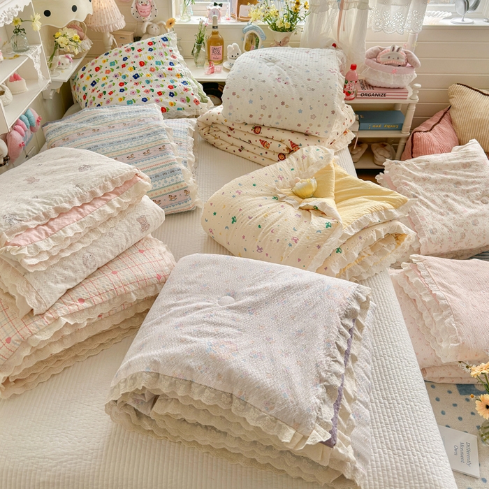 91家纺网 家纺一手货源 找家纺 贝扬思家纺 2026新款泡芙纱全棉蕾丝花边夏被-花笺系列（甜系花边撞入梦境，软乎乎的质感，治愈所有疲惫） 组合图