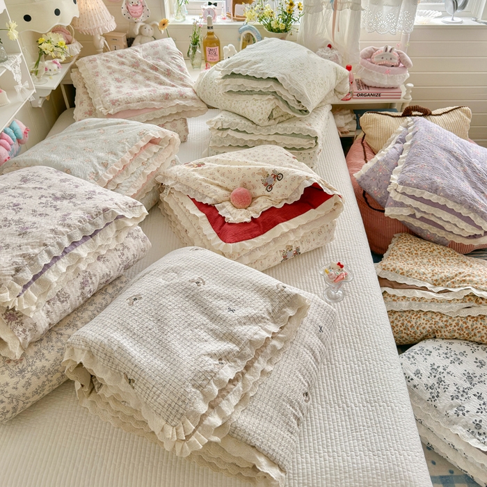 91家纺网 家纺一手货源 找家纺 贝扬思家纺 2026新款泡芙纱全棉蕾丝花边夏被-花笺系列（甜系花边撞入梦境，软乎乎的质感，治愈所有疲惫） 组合图