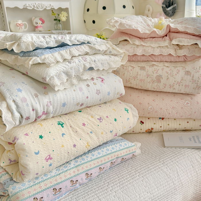 91家纺网 家纺一手货源 找家纺 贝扬思家纺 2026新款泡芙纱全棉蕾丝花边夏被-花笺系列（甜系花边撞入梦境，软乎乎的质感，治愈所有疲惫） 组合图