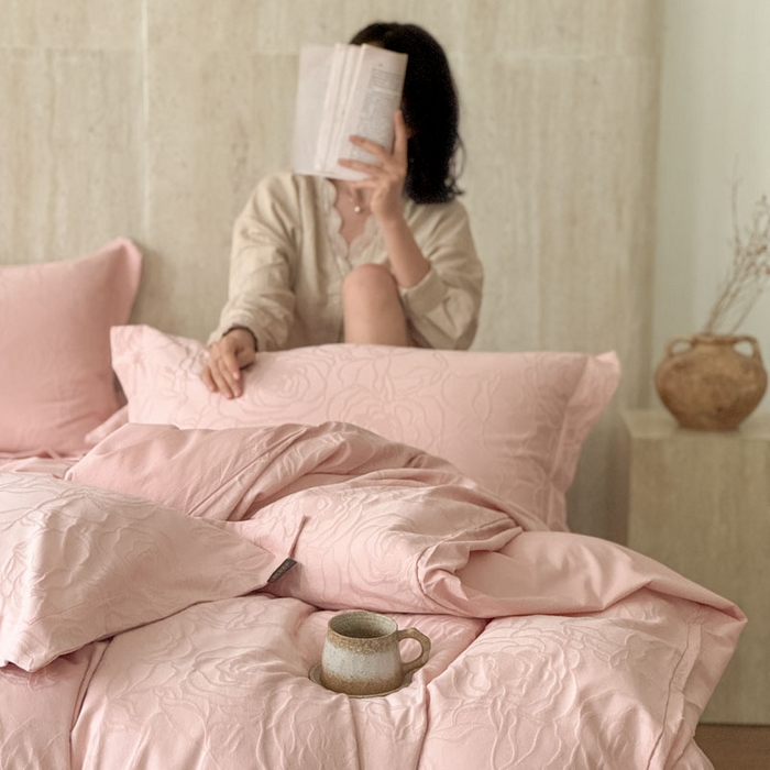 91家纺网 家纺一手货源 找家纺 奈萝家纺 2026新款长绒棉纯棉水洗全棉浮雕提花四件套 格琳粉