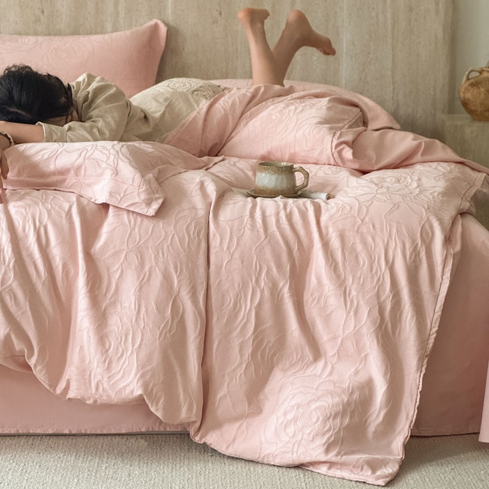 91家纺网 家纺一手货源 找家纺 奈萝家纺 2026新款长绒棉纯棉水洗全棉浮雕提花四件套 格琳粉