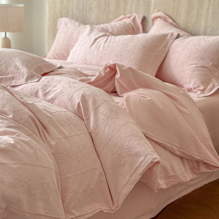 91家纺网 家纺一手货源 找家纺 奈萝家纺 2026新款长绒棉纯棉水洗全棉浮雕提花四件套 米娅粉