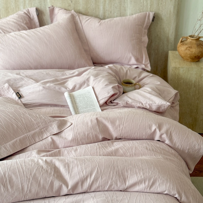 91家纺网 家纺一手货源 找家纺 奈萝家纺 2026新款长绒棉纯棉水洗全棉浮雕提花四件套 米娅紫