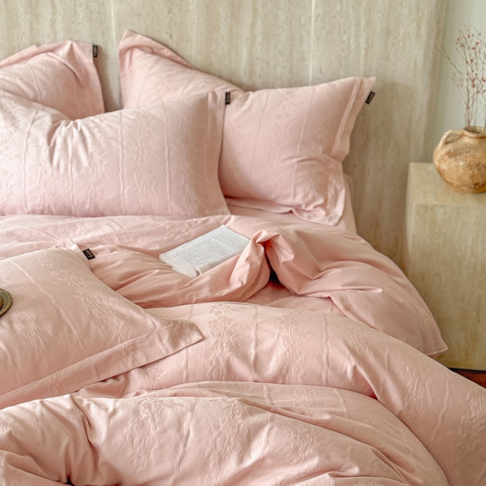 91家纺网 家纺一手货源 找家纺 奈萝家纺 2026新款长绒棉纯棉水洗全棉浮雕提花四件套 米娅粉