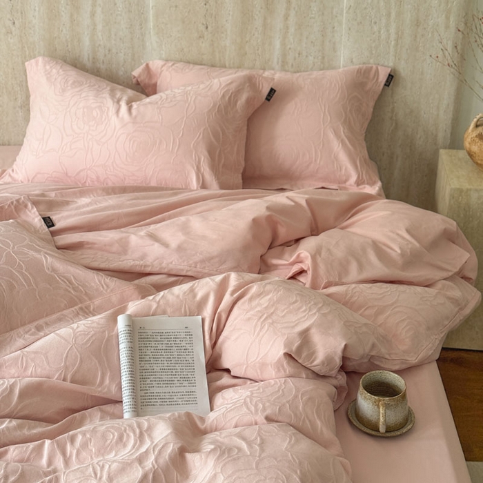 91家纺网 家纺一手货源 找家纺 奈萝家纺 2026新款长绒棉纯棉水洗全棉浮雕提花四件套 格琳粉