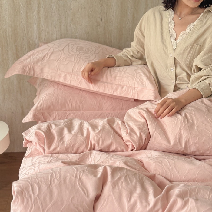 91家纺网 家纺一手货源 找家纺 奈萝家纺 2026新款长绒棉纯棉水洗全棉浮雕提花四件套 格琳粉