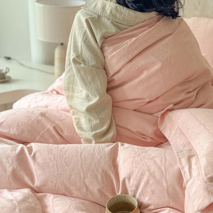 91家纺网 家纺一手货源 找家纺 奈萝家纺 2026新款长绒棉纯棉水洗全棉浮雕提花四件套 米娅粉