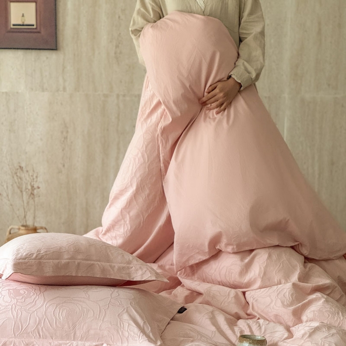 91家纺网 家纺一手货源 找家纺 奈萝家纺 2026新款长绒棉纯棉水洗全棉浮雕提花四件套 格琳粉