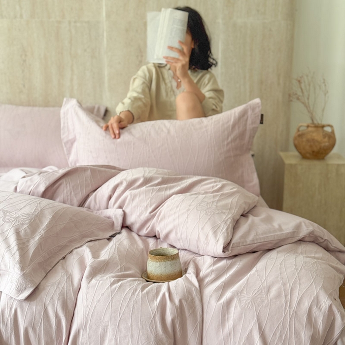 91家纺网 家纺一手货源 找家纺 奈萝家纺 2026新款长绒棉纯棉水洗全棉浮雕提花四件套 米娅紫