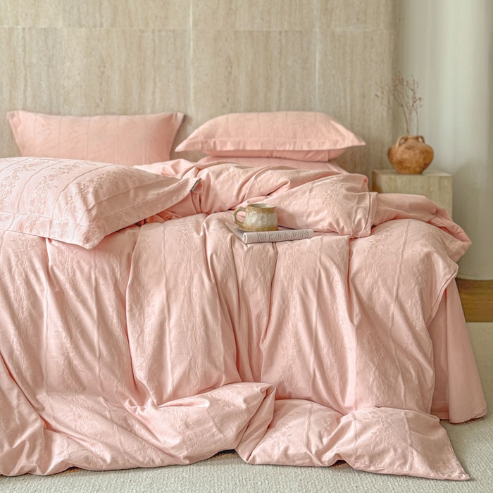 91家纺网 家纺一手货源 找家纺 奈萝家纺 2026新款长绒棉纯棉水洗全棉浮雕提花四件套 米娅粉