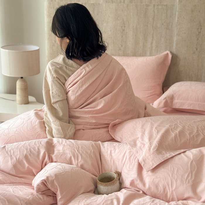 91家纺网 家纺一手货源 找家纺 奈萝家纺 2026新款长绒棉纯棉水洗全棉浮雕提花四件套 格琳粉