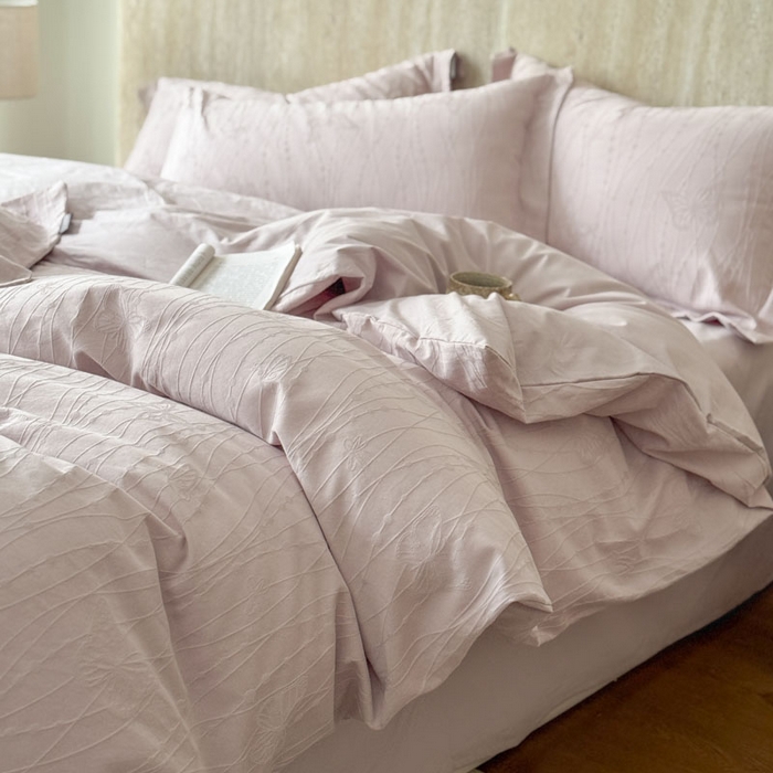 91家纺网 家纺一手货源 找家纺 奈萝家纺 2026新款长绒棉纯棉水洗全棉浮雕提花四件套 米娅紫