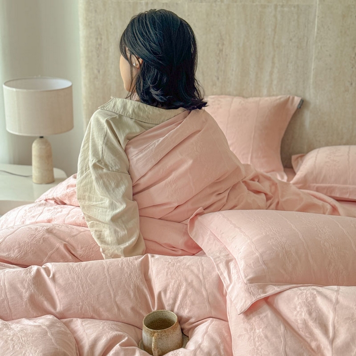 91家纺网 家纺一手货源 找家纺 奈萝家纺 2026新款长绒棉纯棉水洗全棉浮雕提花四件套 米娅粉