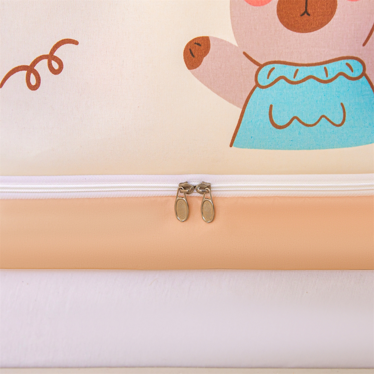 91家纺网 家纺一手货源 找家纺 迪凡保罗蚊帐 2026新款2606专版卡通回底全底AB版遮光帘坐床蚊帐 水豚派对-无床帘