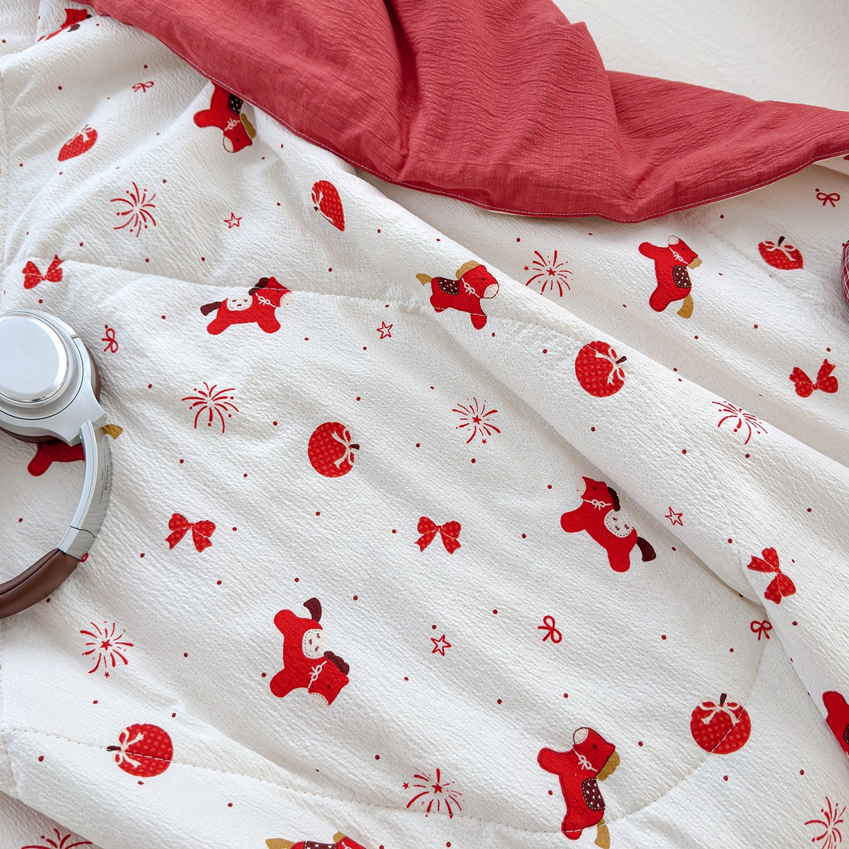 91家纺网 家纺一手货源 找家纺 弗苓家纺 2026新款A类云感有氧双层纱夏被夏凉被 红果小马