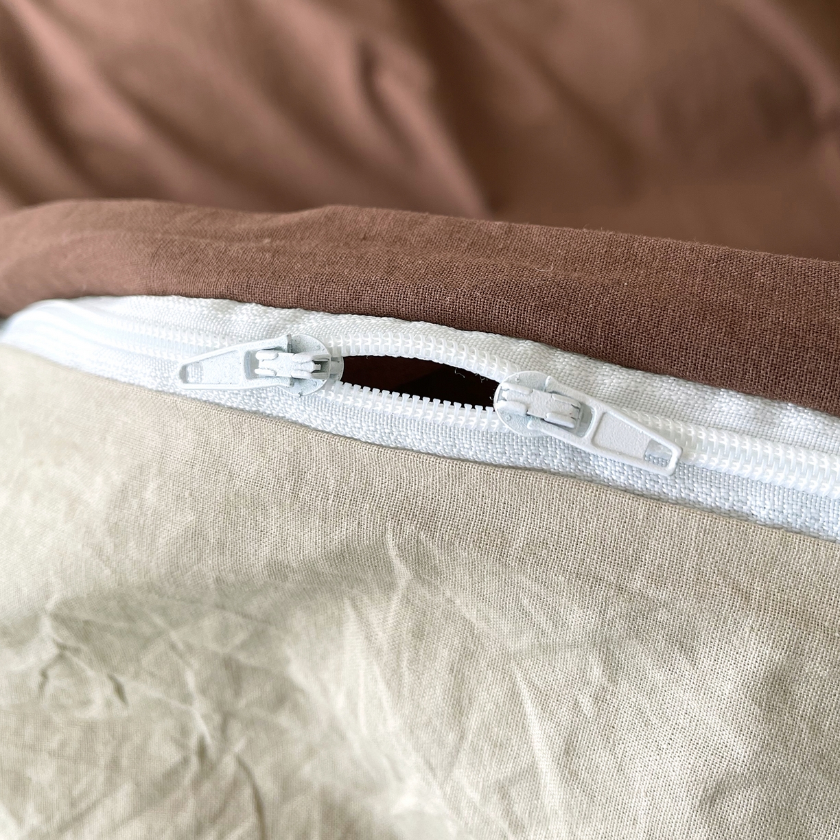 91家纺网 家纺一手货源 找家纺 春皖家纺 2026春夏新款双拼全棉纯棉水洗棉四件套 慕斯棕-卡其