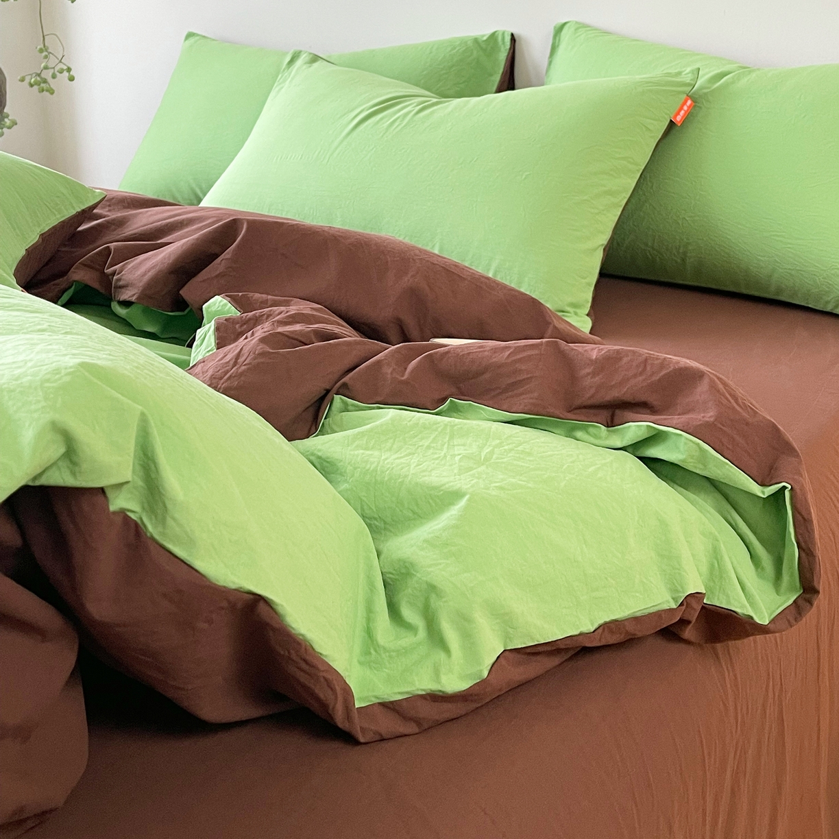 91家纺网 家纺一手货源 找家纺 春皖家纺 2026春夏新款双拼全棉纯棉水洗棉四件套 青草绿-慕斯棕