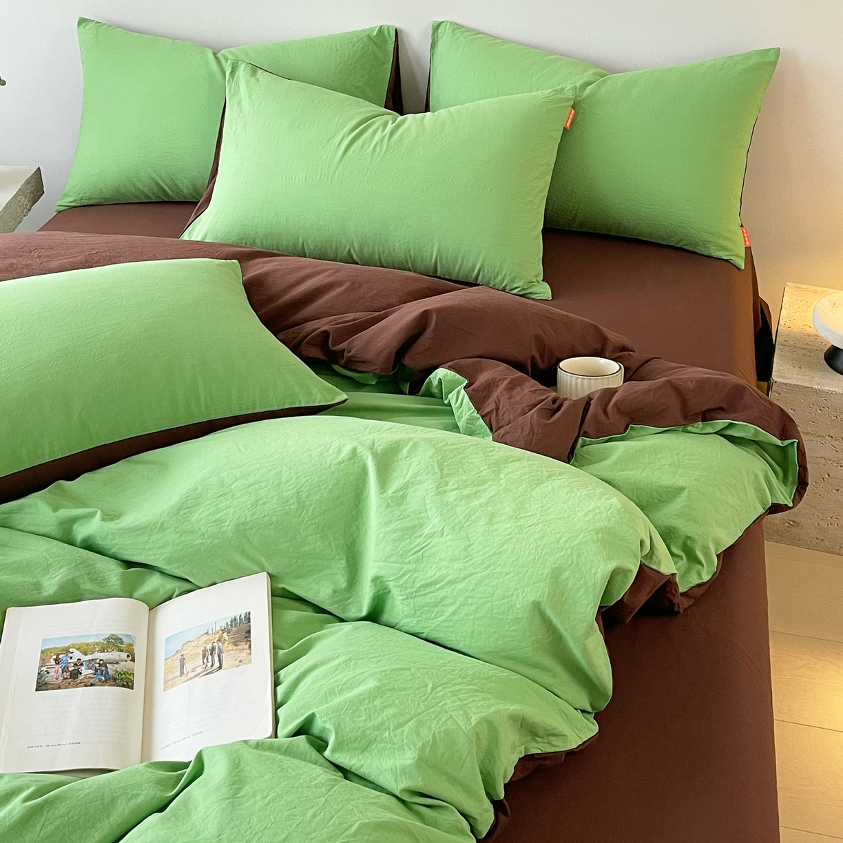 91家纺网 家纺一手货源 找家纺 春皖家纺 2026春夏新款双拼全棉纯棉水洗棉四件套 青草绿-慕斯棕