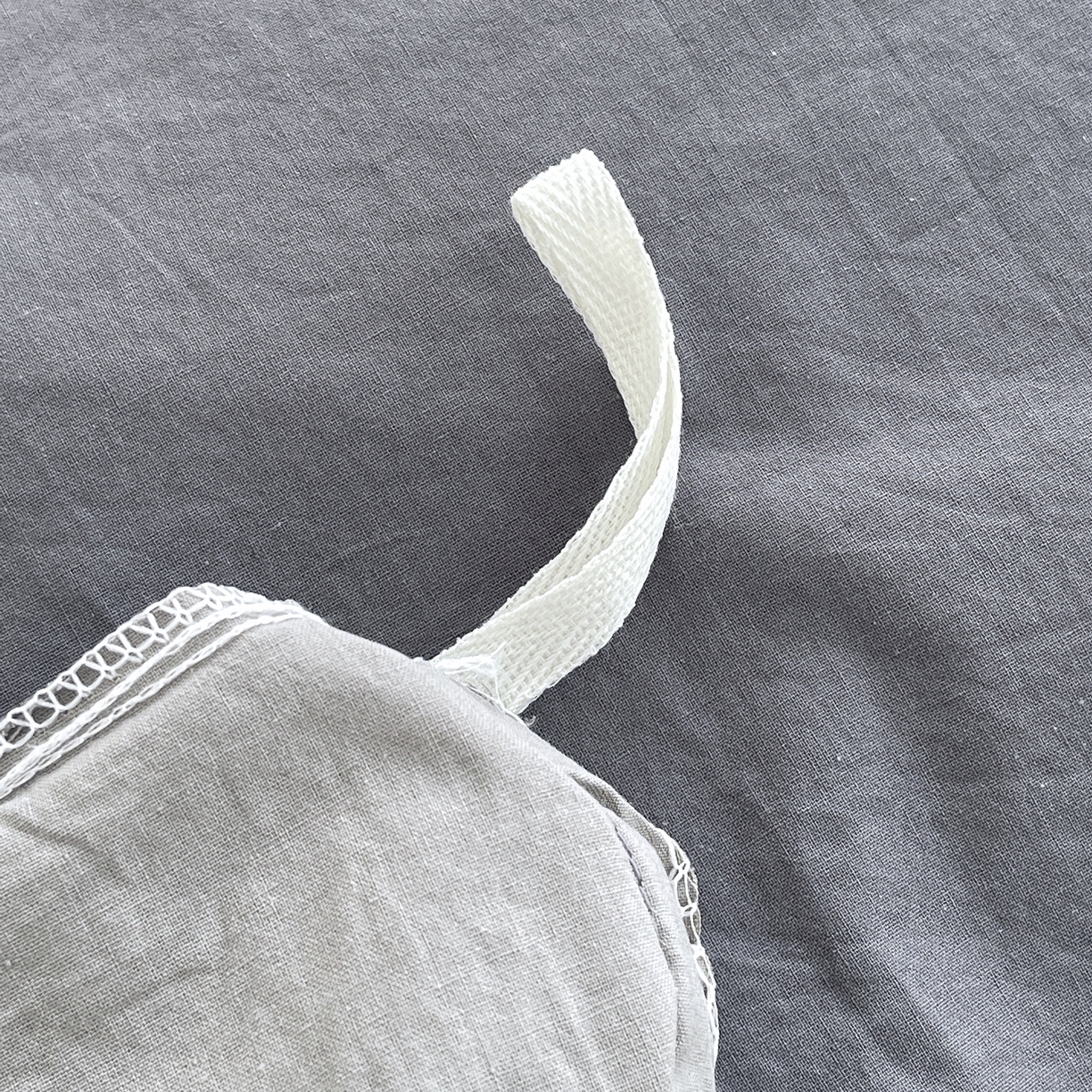 91家纺网 家纺一手货源 找家纺 春皖家纺 2026春夏新款双拼全棉纯棉水洗棉四件套 深灰-浅灰