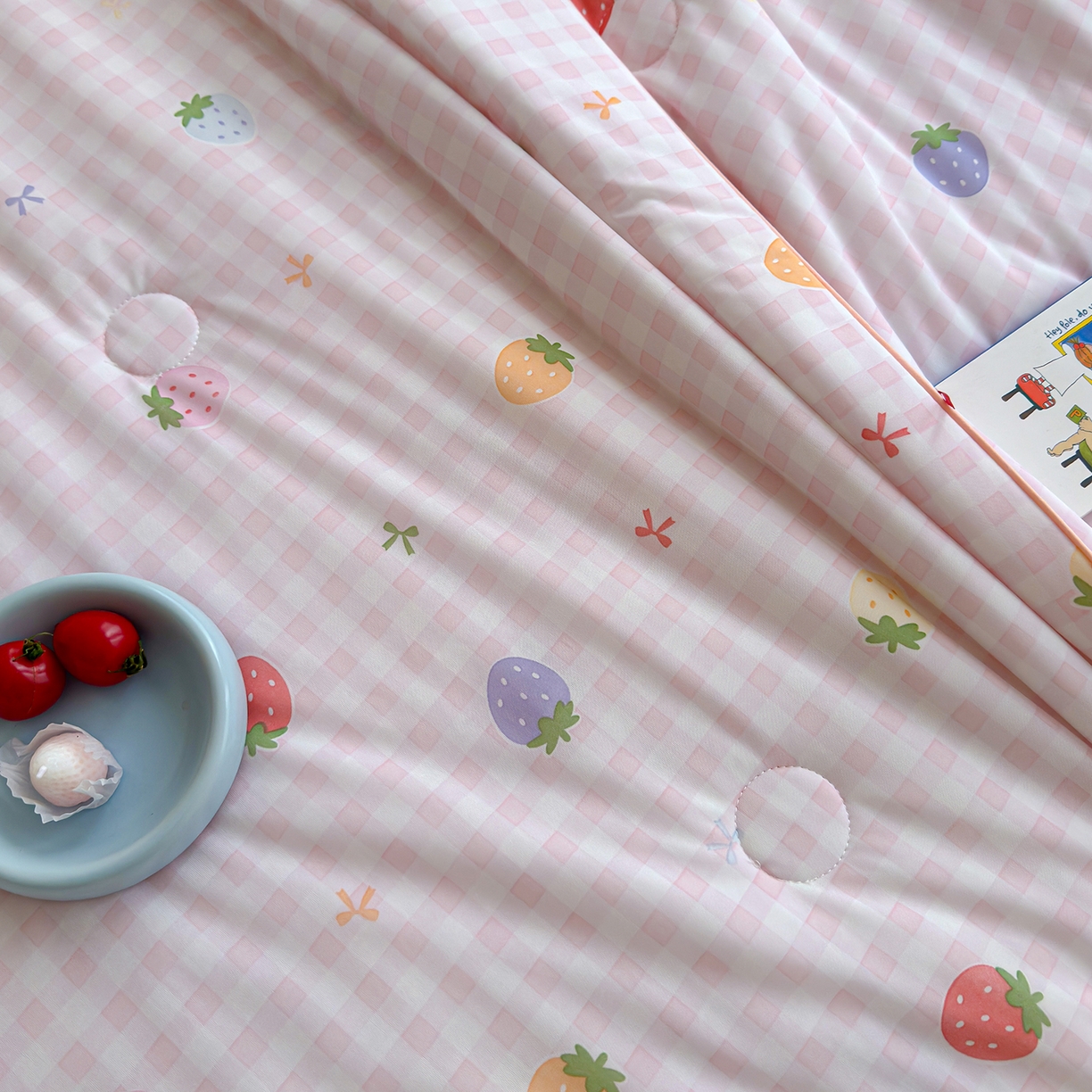 91家纺网 家纺一手货源 找家纺 弗苓家纺 2026新款麻绳款锦氨凉感丝夏被夏凉被空调被 小草莓