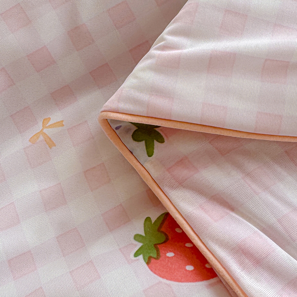 91家纺网 家纺一手货源 找家纺 弗苓家纺 2026新款麻绳款锦氨凉感丝夏被夏凉被空调被 小草莓