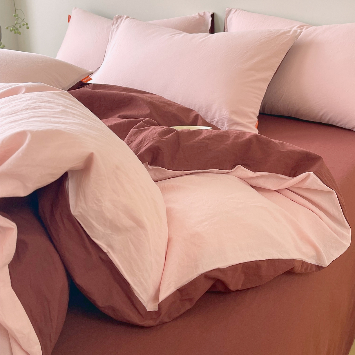 91家纺网 家纺一手货源 找家纺 春皖家纺 2026春夏新款双拼全棉纯棉水洗棉四件套 樱花粉+可可红