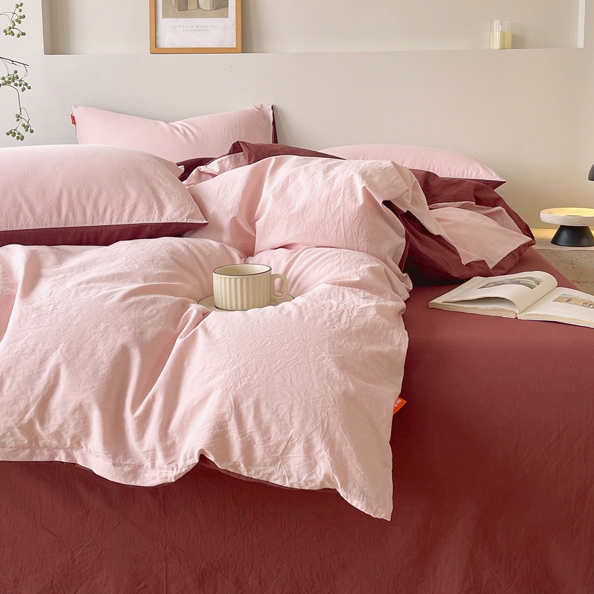 91家纺网 家纺一手货源 找家纺 春皖家纺 2026春夏新款双拼全棉纯棉水洗棉四件套 樱花粉+可可红