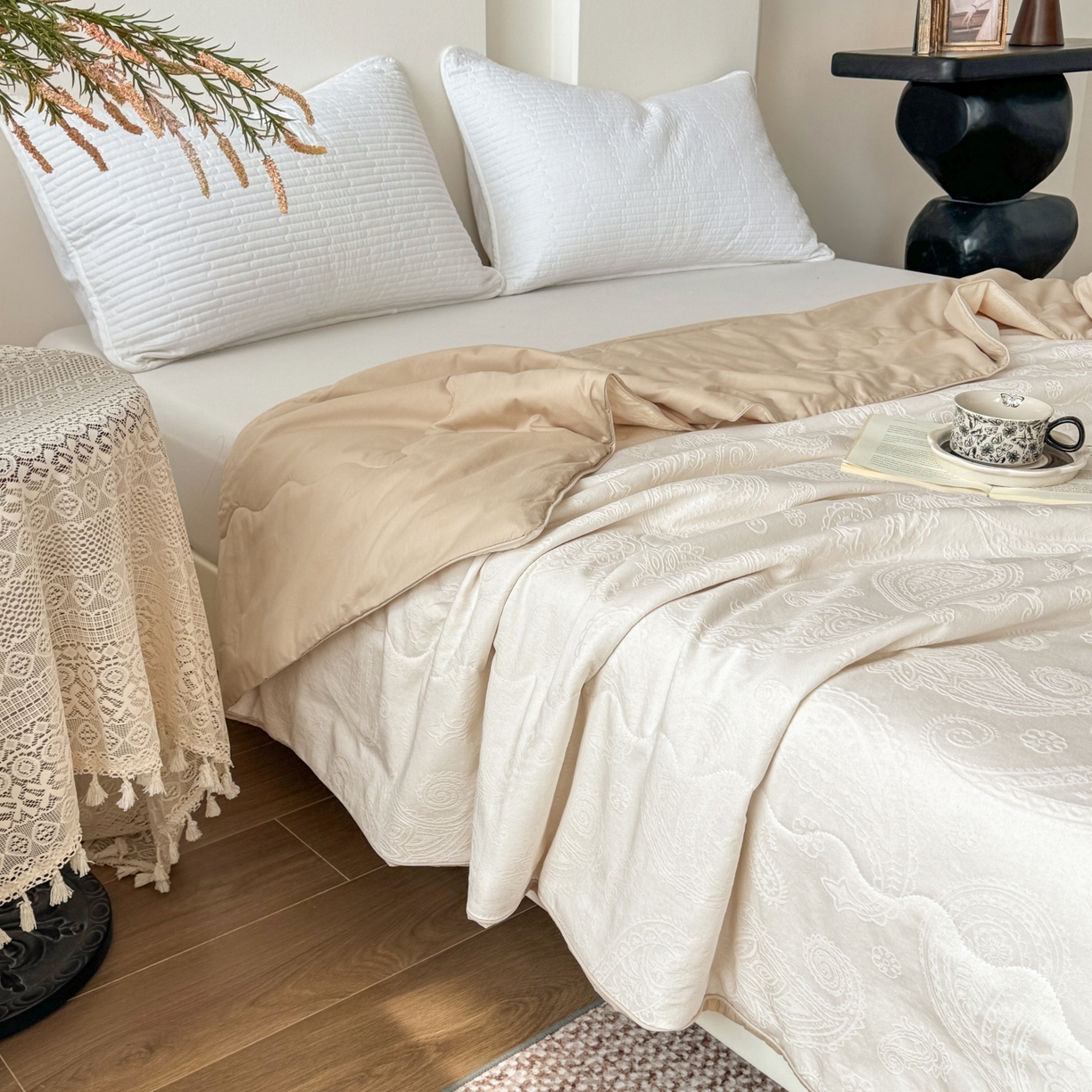 91家纺网 家纺一手货源 找家纺 玉相逢 2026春夏新款全棉60S长绒棉立体厚织提花夏被四件套 腰果-米杏