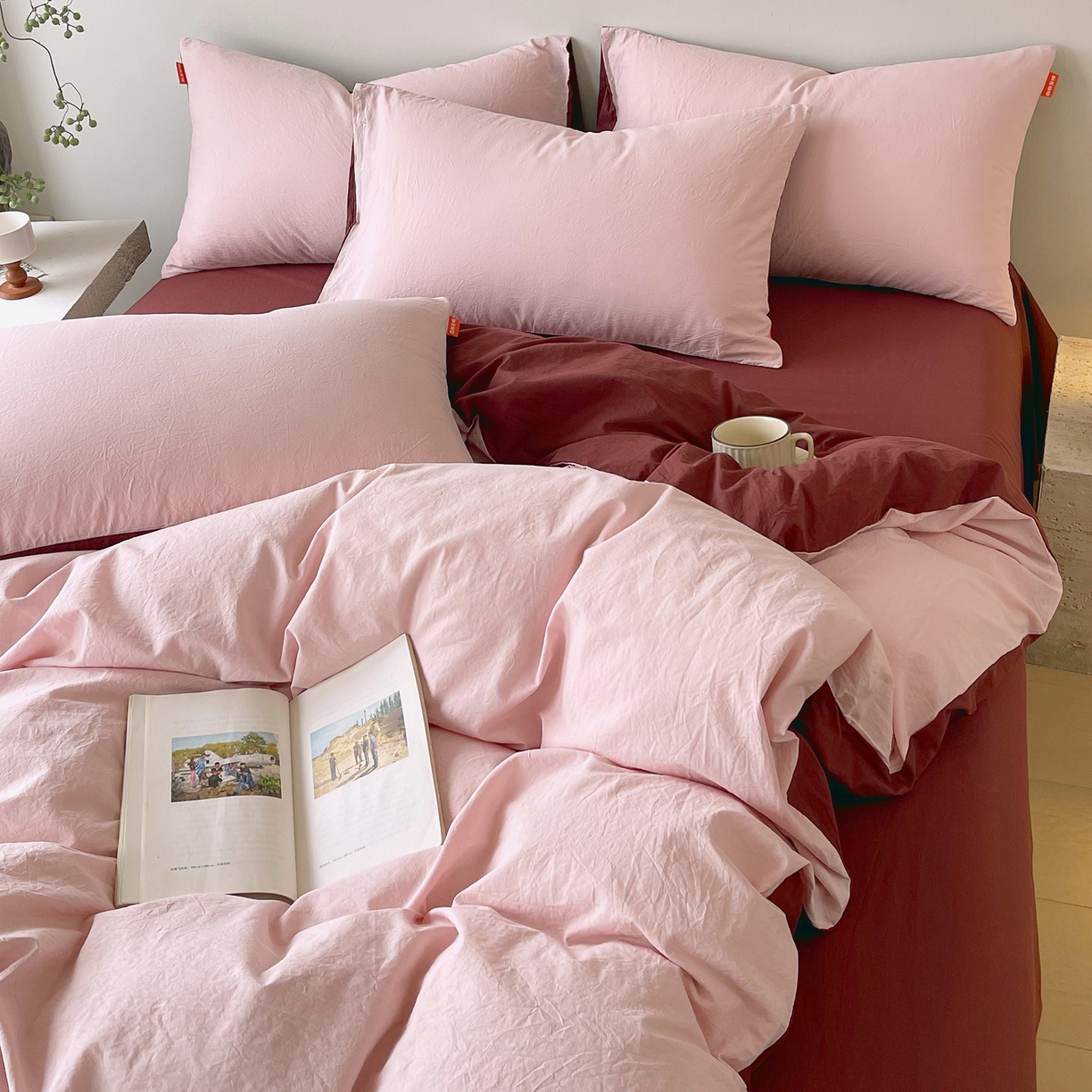 91家纺网 家纺一手货源 找家纺 春皖家纺 2026春夏新款双拼全棉纯棉水洗棉四件套 樱花粉+可可红