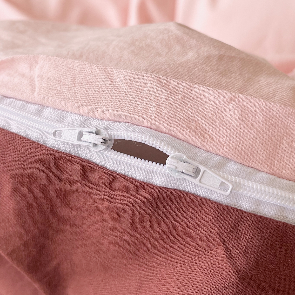 91家纺网 家纺一手货源 找家纺 春皖家纺 2026春夏新款双拼全棉纯棉水洗棉四件套 樱花粉+可可红