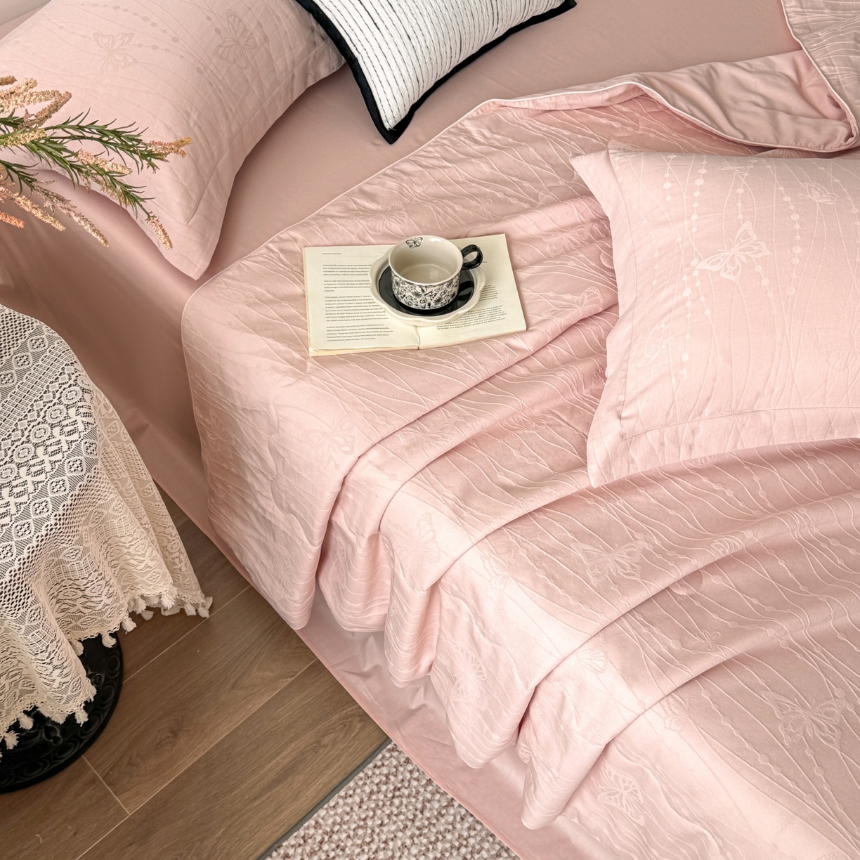 91家纺网 家纺一手货源 找家纺 玉相逢 2026春夏新款全棉60S长绒棉立体厚织提花夏被四件套 蝶梦-唯美粉