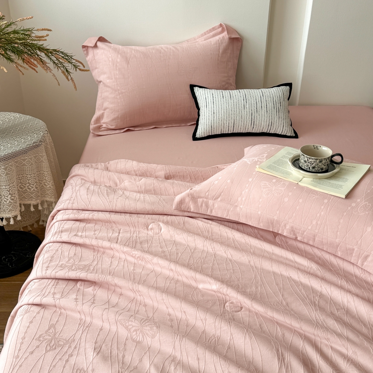 91家纺网 家纺一手货源 找家纺 玉相逢 2026春夏新款全棉60S长绒棉立体厚织提花夏被四件套 蝶梦-唯美粉