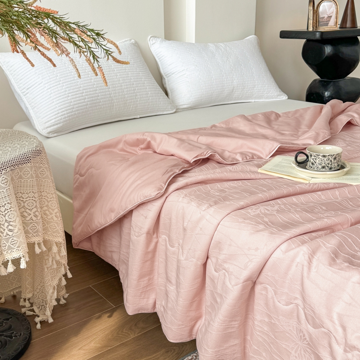 91家纺网 家纺一手货源 找家纺 玉相逢 2026春夏新款全棉60S长绒棉立体厚织提花夏被四件套 蝶梦-唯美粉