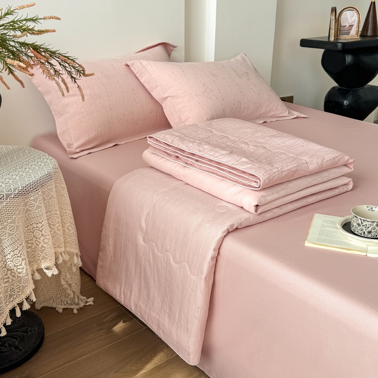 91家纺网 家纺一手货源 找家纺 玉相逢 2026春夏新款全棉60S长绒棉立体厚织提花夏被四件套 蝶梦-唯美粉