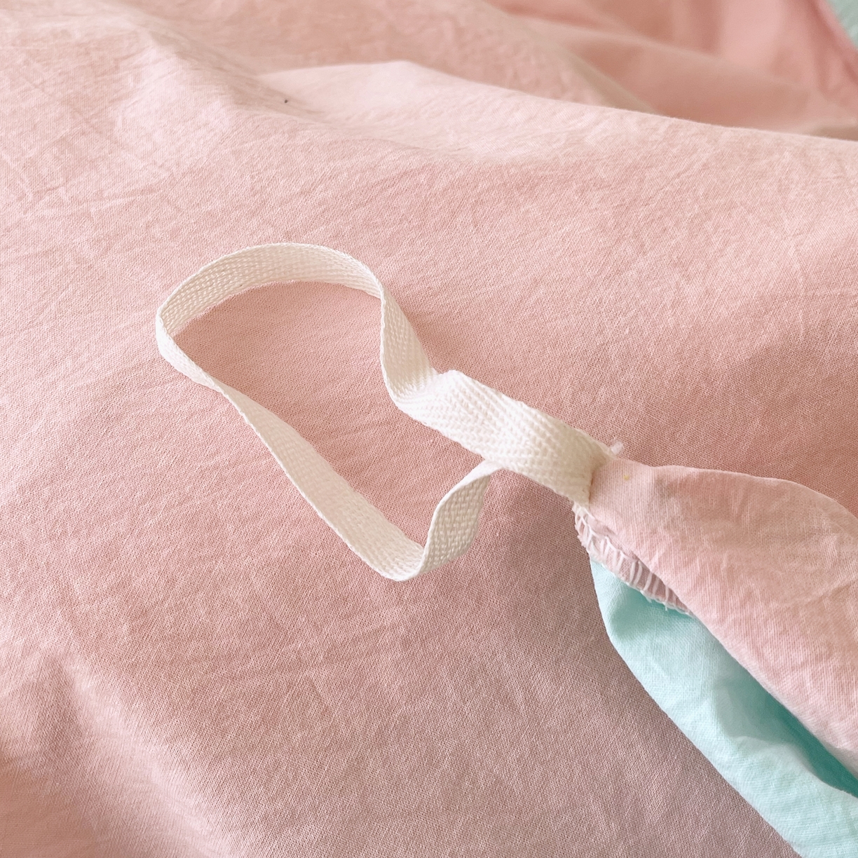 91家纺网 家纺一手货源 找家纺 春皖家纺 2026春夏新款双拼全棉纯棉水洗棉四件套 樱花粉-翠兰