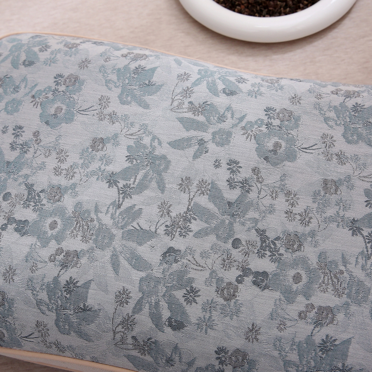 91家纺网 家纺一手货源 找家纺 （总）梦叶草 2026新款棉麻荞麦提花护颈枕