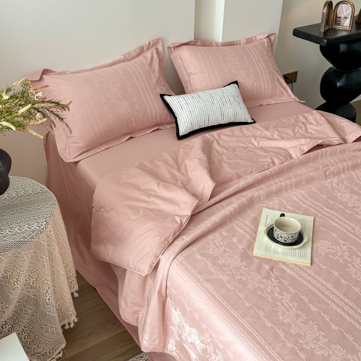 91家纺网 家纺一手货源 找家纺 玉相逢 2026春夏新款全棉60S长绒棉立体厚织提花夏被四件套 花漾甜心-唯美粉