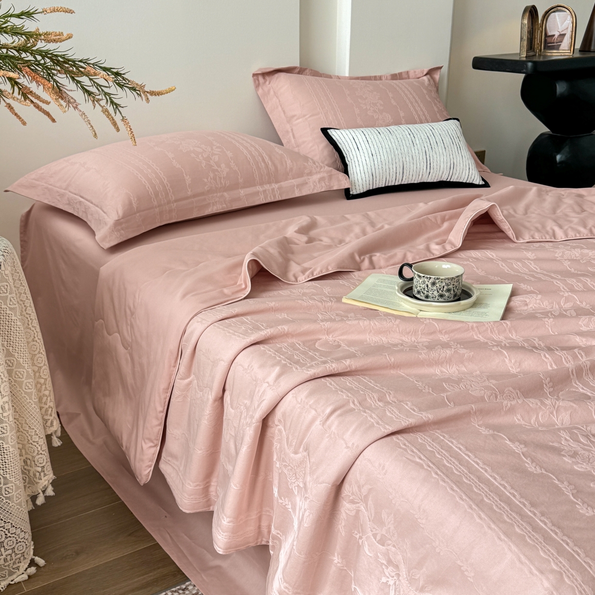 91家纺网 家纺一手货源 找家纺 玉相逢 2026春夏新款全棉60S长绒棉立体厚织提花夏被四件套 花漾甜心-唯美粉