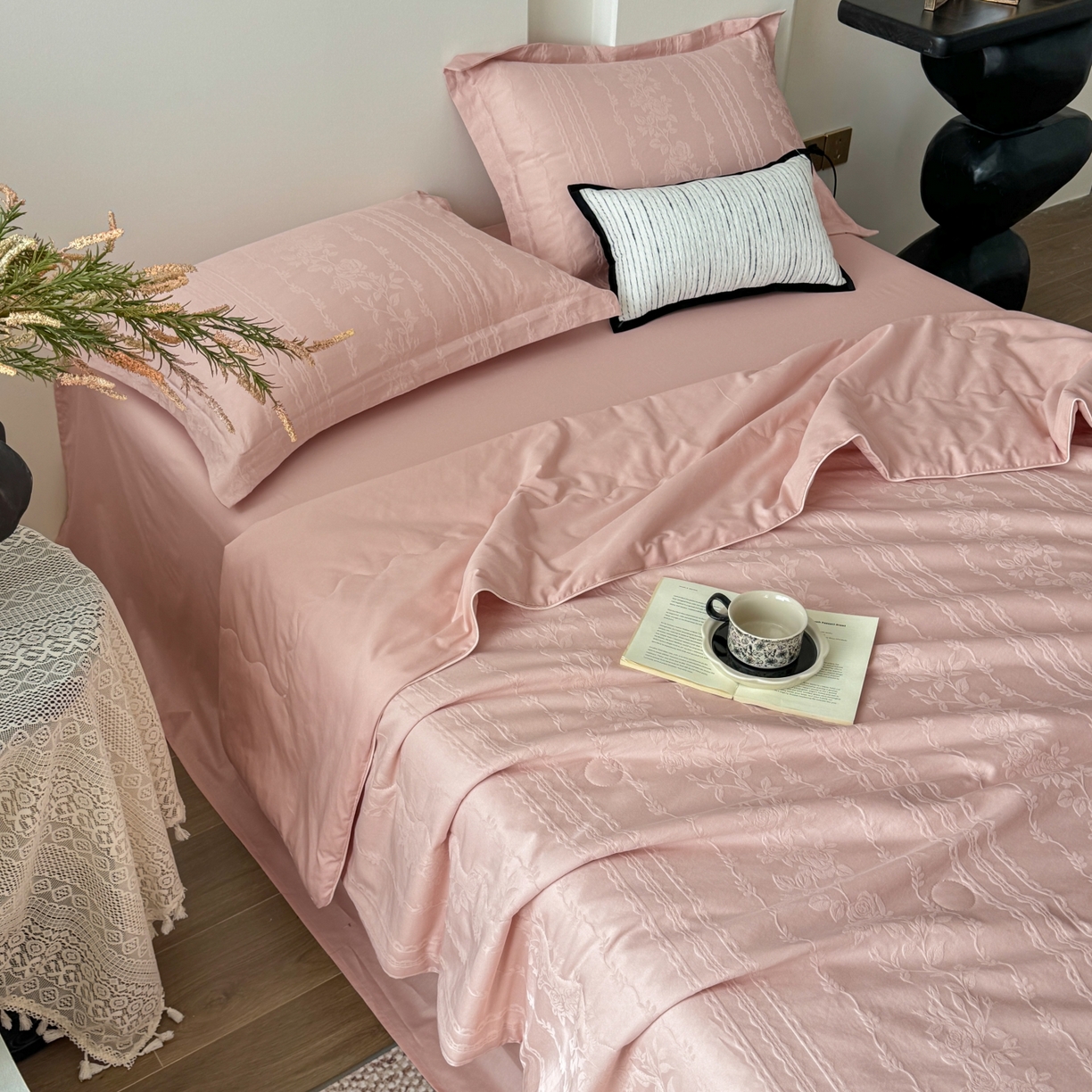 91家纺网 家纺一手货源 找家纺 玉相逢 2026春夏新款全棉60S长绒棉立体厚织提花夏被四件套 花漾甜心-唯美粉