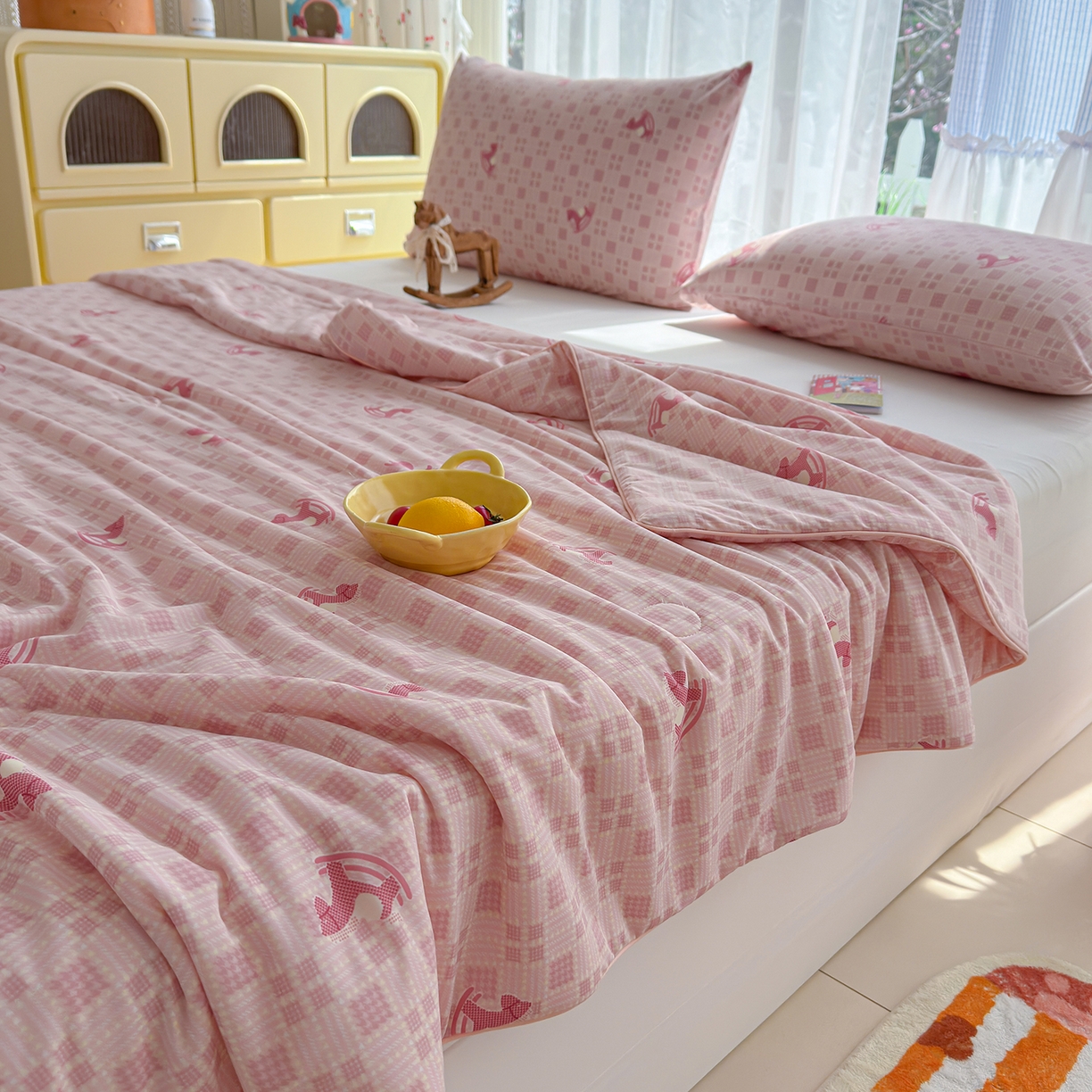 91家纺网 家纺一手货源 找家纺 弗苓家纺 2026新款麻绳款锦氨凉感丝夏被夏凉被空调被 粉红马